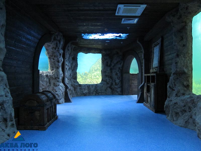 Главный аквариум виден из иллюминаторов "затонувшего пиратского корабля"