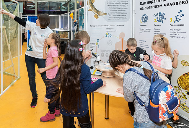 Экскурсовод Анна Резвова рассказывает школьникам об экспозиции выставки