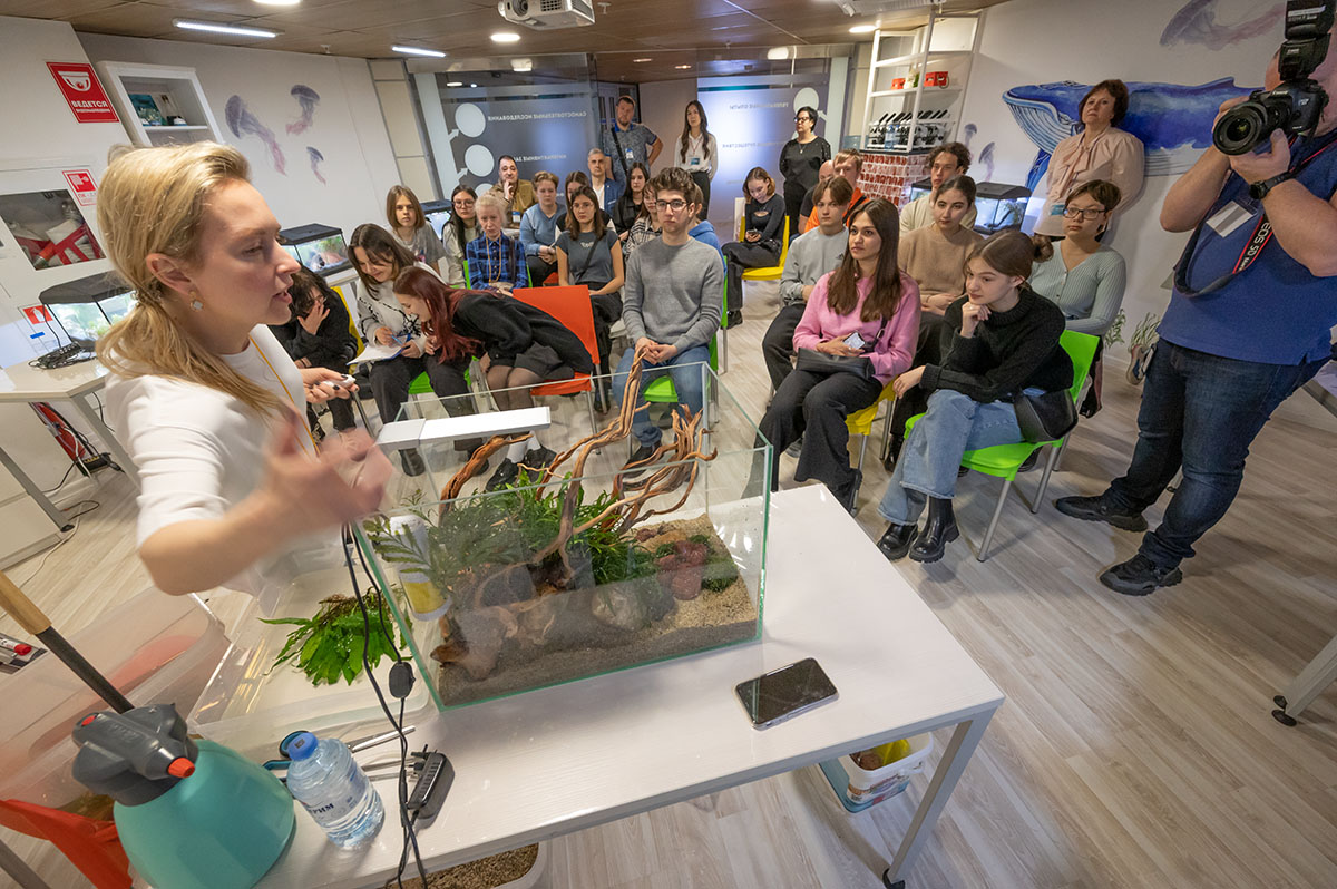 Виктория Съедина, ведущий специалист сектора сервиса Аква Лого даёт мастер-класс оформления аквариума в Морском клубе океанариума Акватика