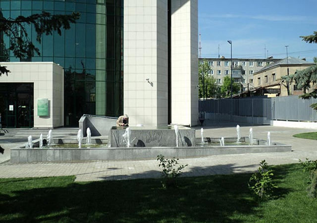Светодинамический фонтан у Сбербанка в Калуге 