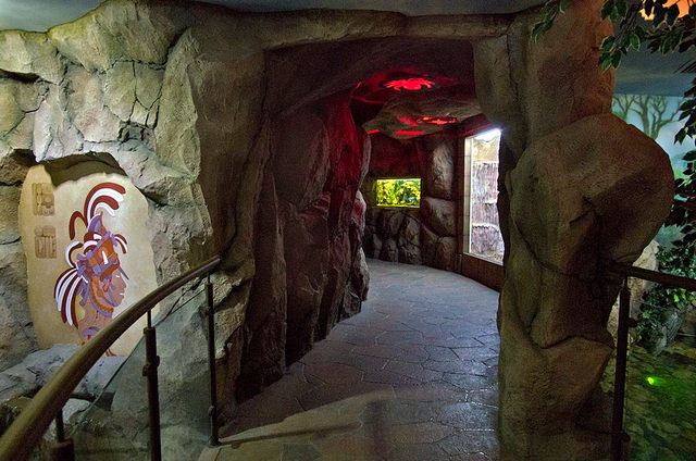 Вход в экспозицию "Пещера"
