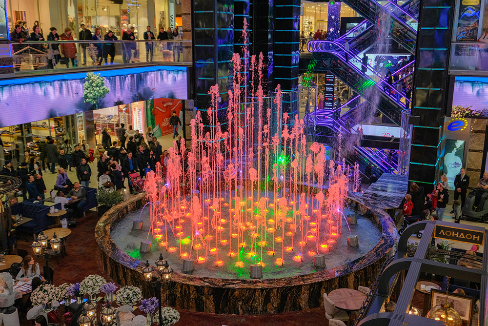 Незабываемое впечатления производит фонтанный комплекс во время цвето-музыкального шоу