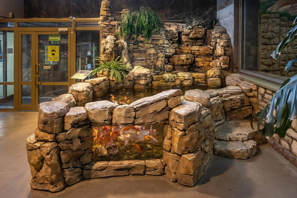 Пресноводный водоём с водопадом «Африканские озёра», декорированный искусственным камнем