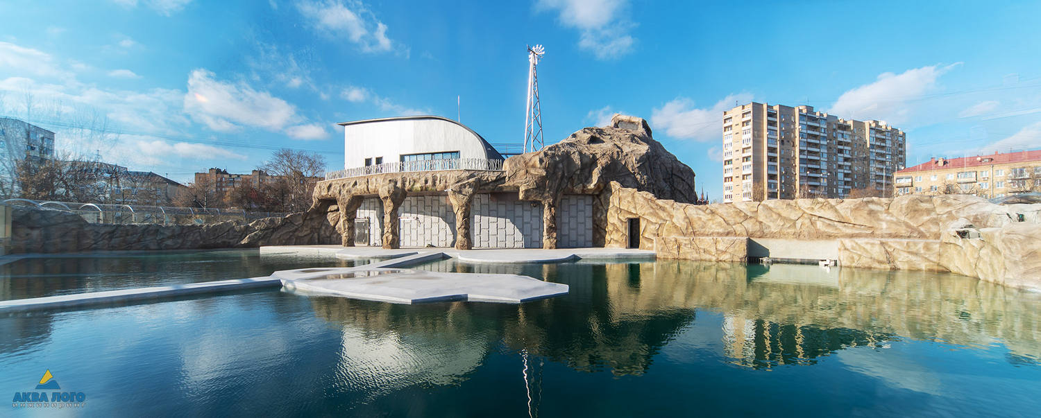 Панорама бассейна моржей павильона «Ластоногие» Московского зоопарка