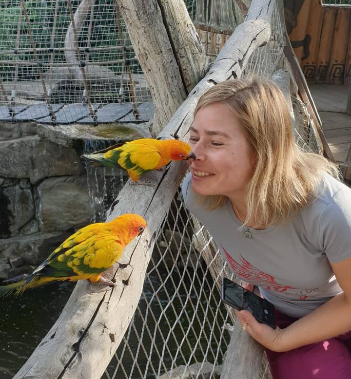Ирина Разумова с дружелюбными попугаями аратинга