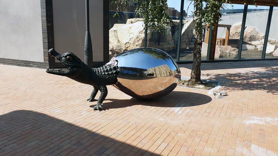 Скульпторы постарались для зоопарка на славу. Вот юный крокодил