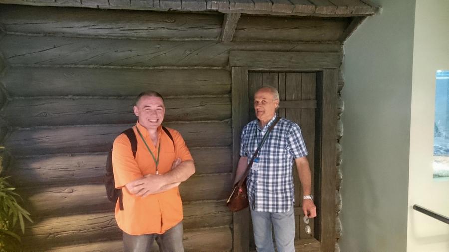 Владимир Святловский и Андрей Полунин возле охотничьей избушки из полимеробетона