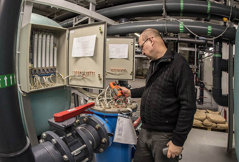 Инженер-проектировщик Валерий Бавин инспектирует оборудование СЖО