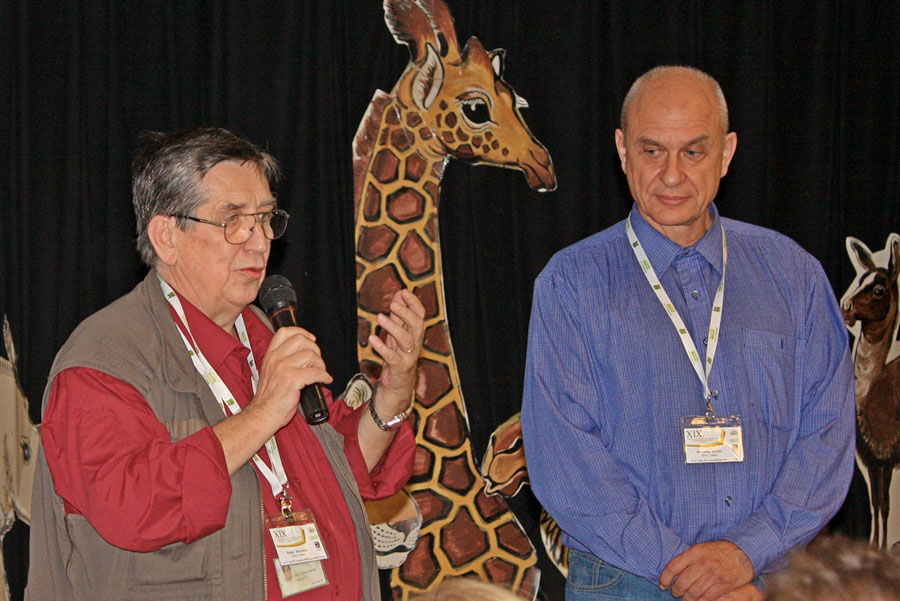 Справа директор Зоопарка Брно Мартин Говорка, слева научный ассистент Богумил Крал