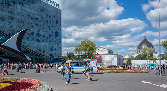 Бесплатный микроавтобус доставит вас от главного входа ВДНХ прямо к очереди в Москвариум 