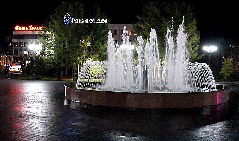 Ночной фонтан на Пяти Углах