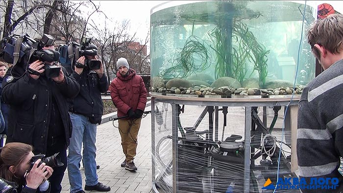 Фото 3. Процедура зарыбления аквариума привлекла внимание многочисленных СМИ.  