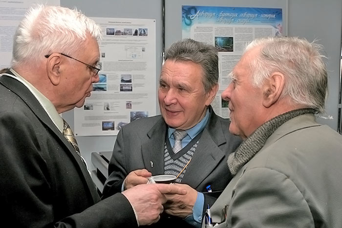 Фото 8*. Олег Николаевич Юнчис (в центре) в кулуарах юбилейной конференции