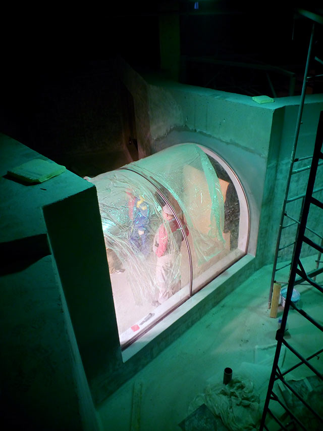 Монтаж туннеля океанариума в Новосибирске